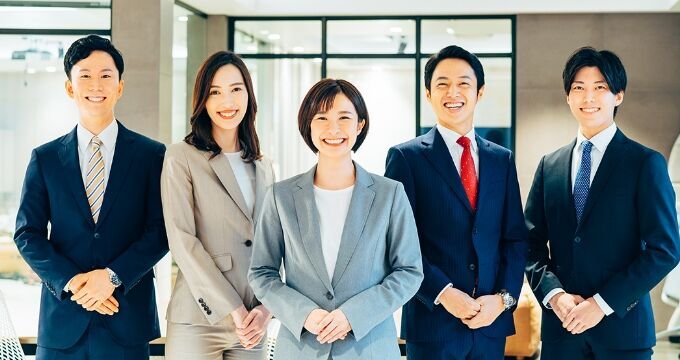 笑顔で全力でサポートするスタッフたち