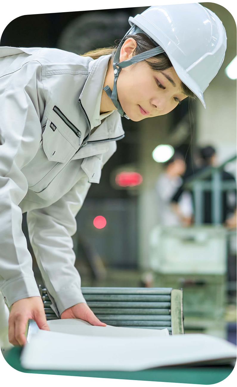 働いている製造スタッフたち