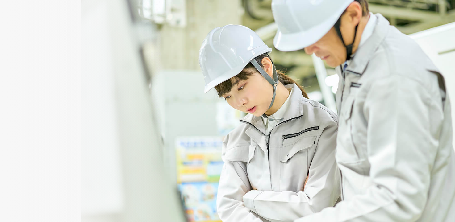 相談している製造スタッフたち