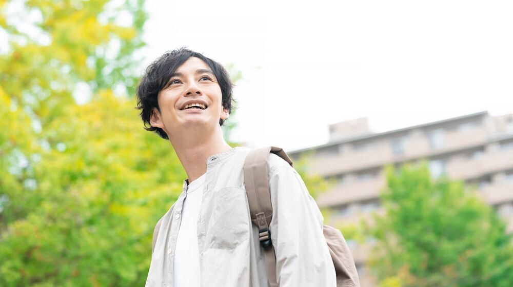 笑顔で空を仰いた男性