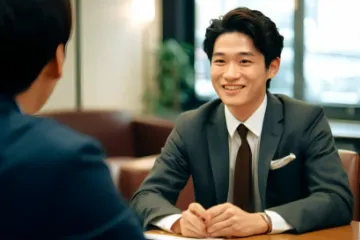 面談をしている男性