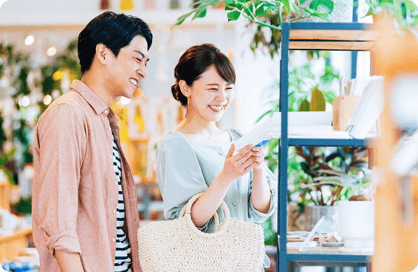 買い物・ショッピングをしている男女性
