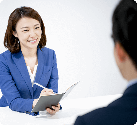 説明している女性