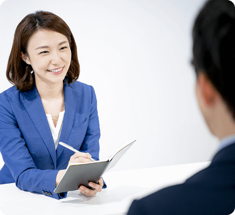 仕事を説明している女性