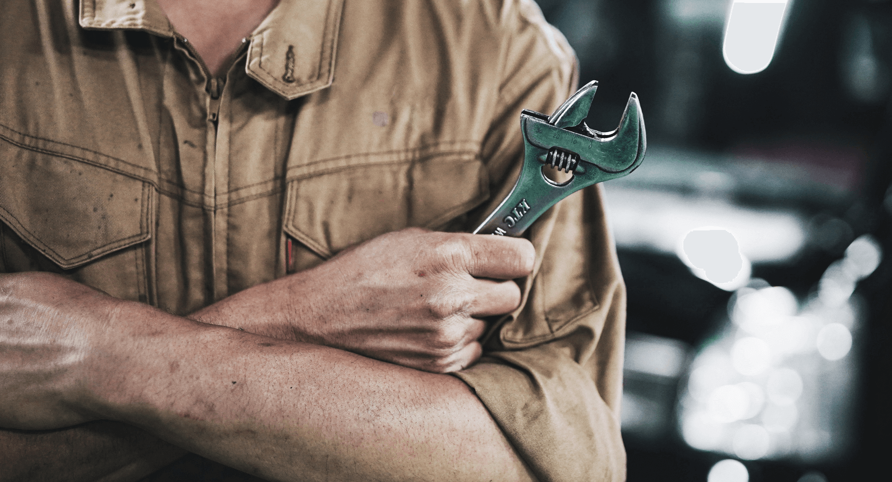 スパナを持つ作業員