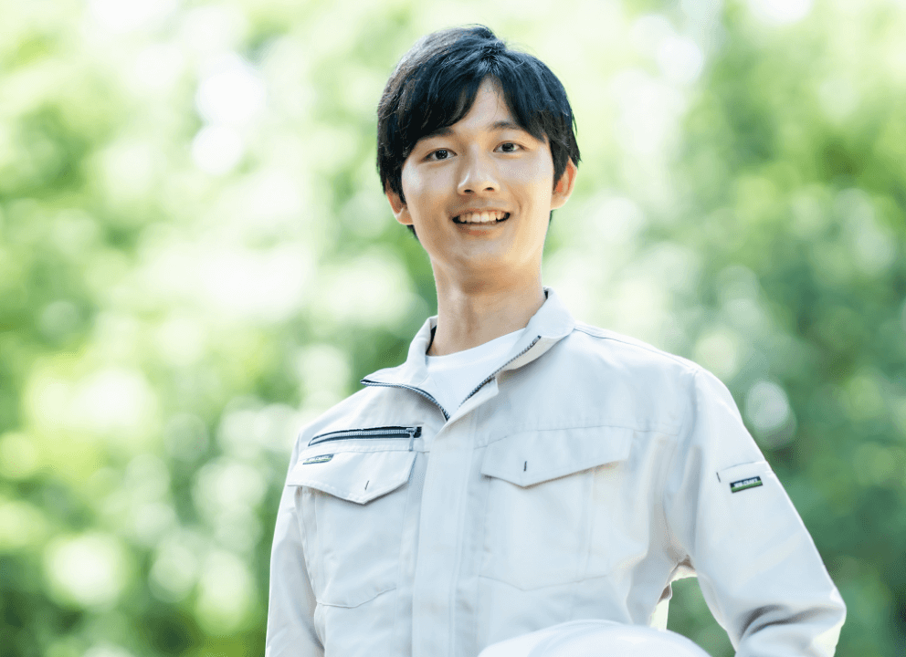 笑う男性作業員