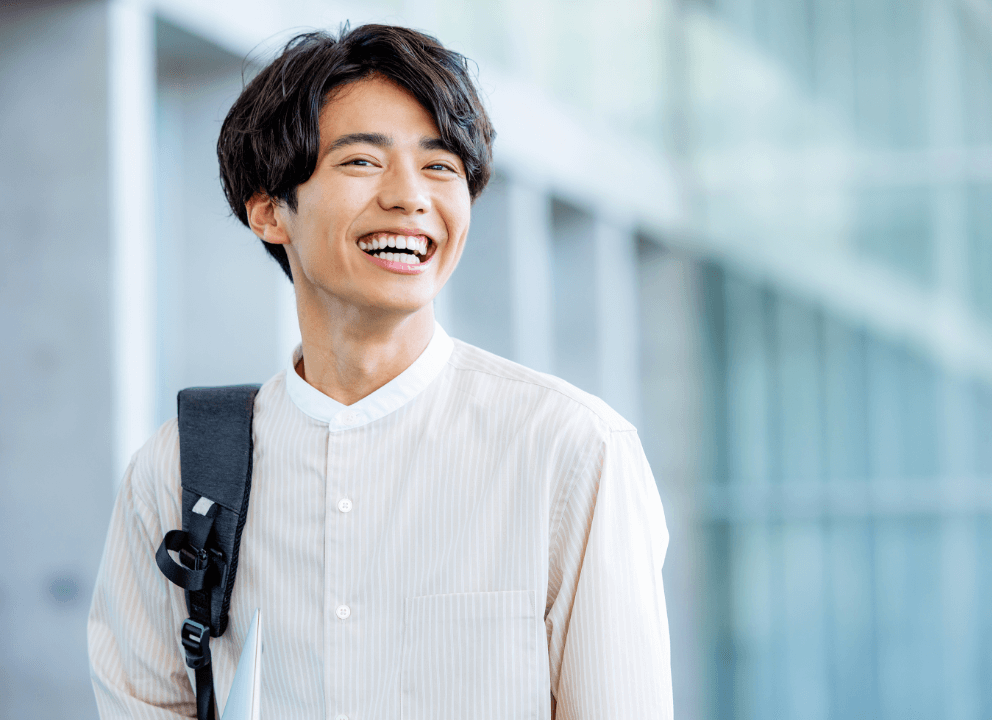 笑う男性