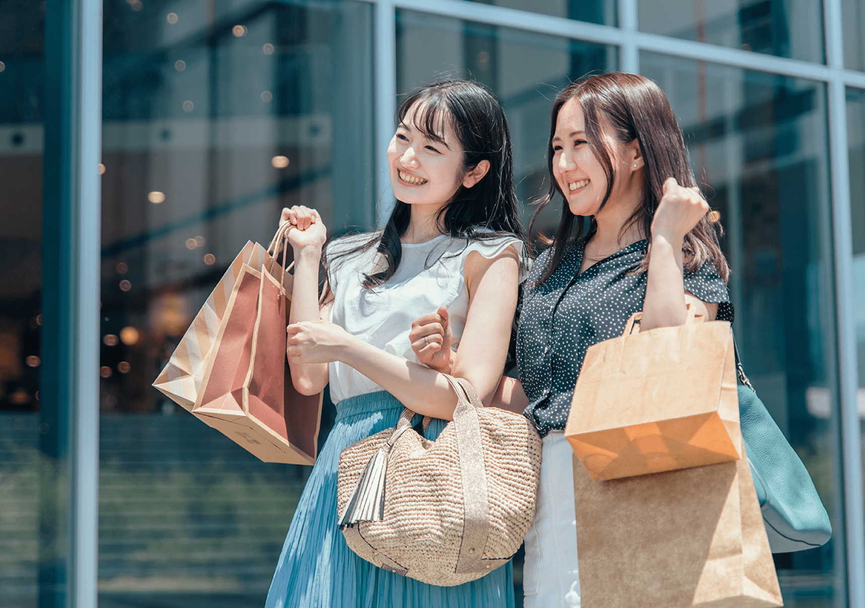 ショッピングを楽しんでいる人達