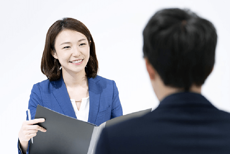 笑顔で商談する女性