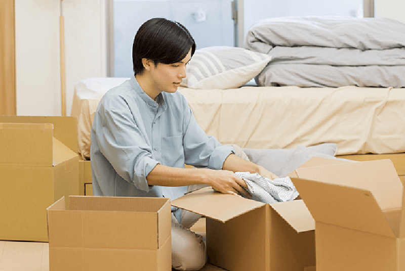 荷物を詰める女性