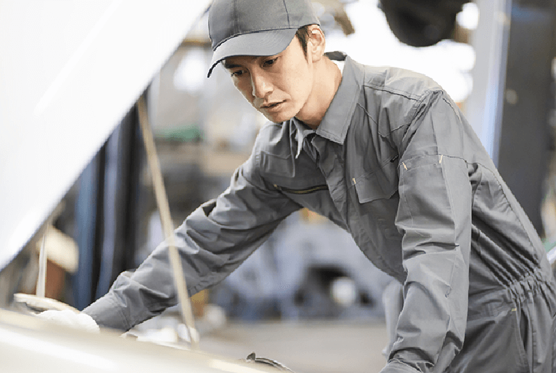 点検する男性