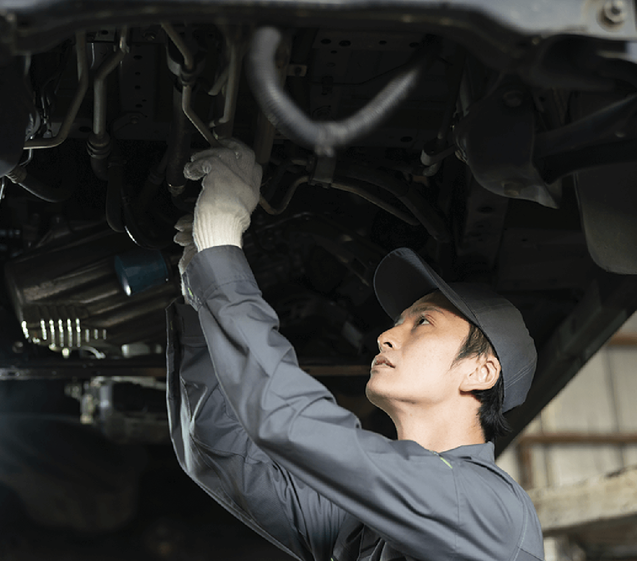 整備する男性社員
