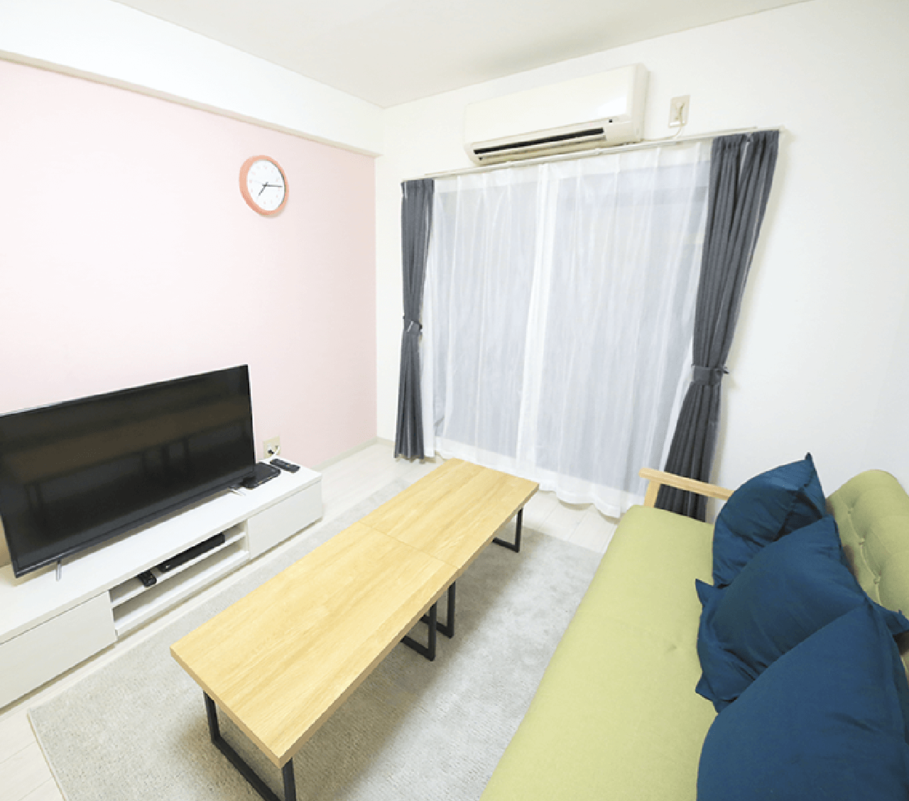 寮の部屋の内観