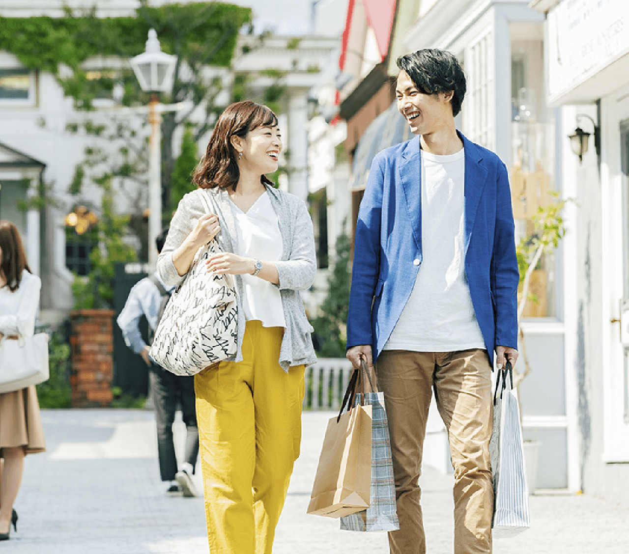 笑顔で会話をする男女