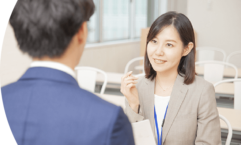 商談する女性