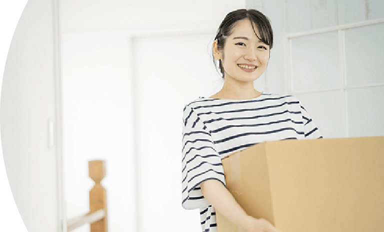 箱を運ぶ女性