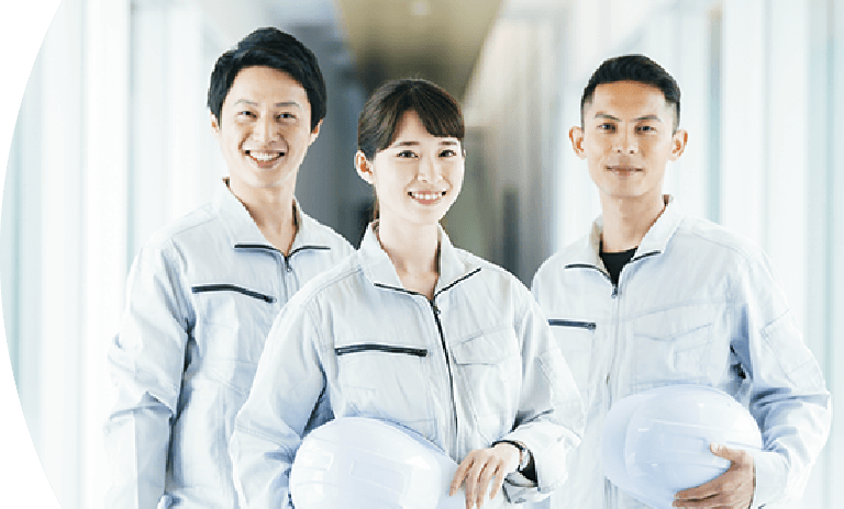 笑顔で並ぶ男女社員