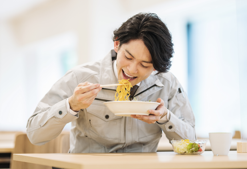 ラーメンを食べている男性スタッフ