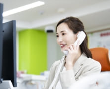 電話を受ける女性社員