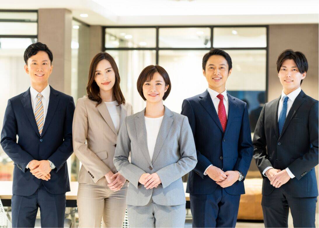 笑顔でスーツを着た社員たち
