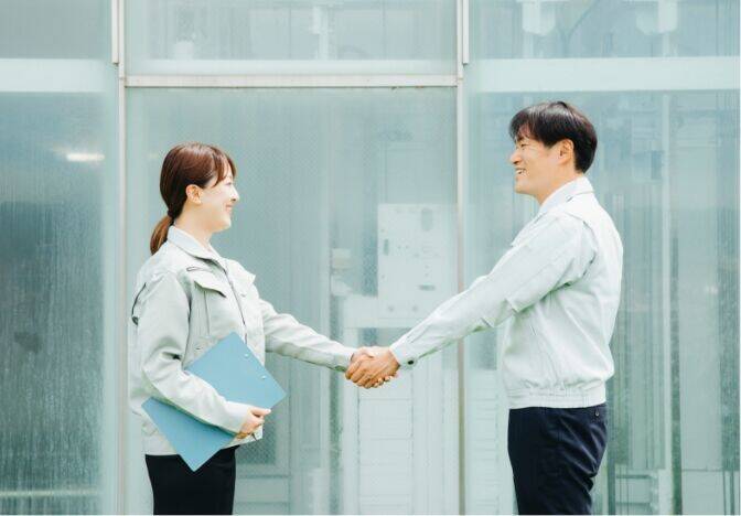 握手している二人